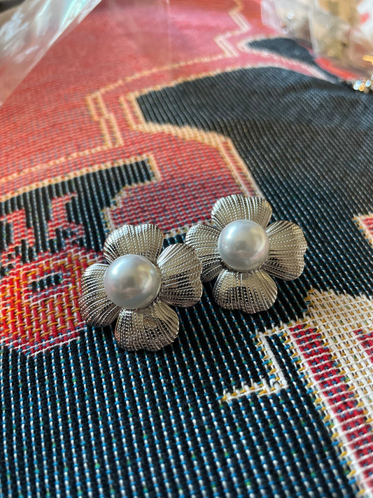 Flower Pearl Stud